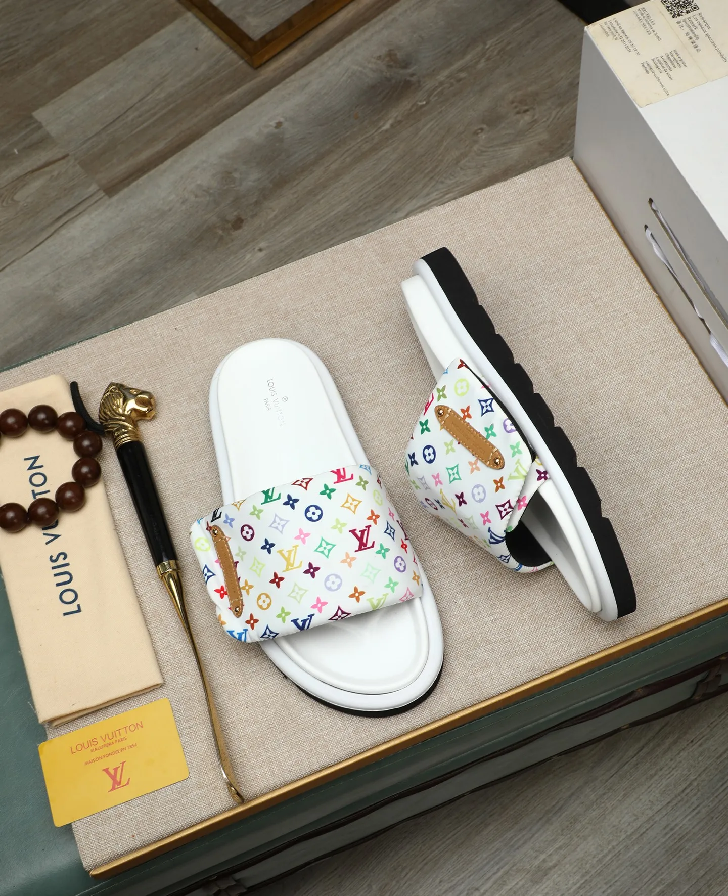 Factory price 360 ​​🐢🐢Men's shoes for couples, with drawer box [LOUIS VUITTON] Louis Vuitton, the latest LV official website printed wallet and men's and women's slippers 🔥🔥🔥 are now on the market. The drawer box is packaged with cloth bags and cards. The upper pattern looks very soft and waxy, and is a super versatile leg slimming tool. Fabric: Imported denim/down silk cotton embossed, LV hardware LOGO, official website pattern printing, lining: water-dyed sheepskin down filling, comfortable to wear, feet: high-elastic PU water platform. Sole: foam sole, heel height: about 5cm. Code number 36-44, (35 45 customized)